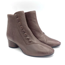 Carica l'immagine nel visualizzatore di Gallery, Kudetà stivaletti con accessorio bottoni tacco 50