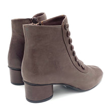 Carica l'immagine nel visualizzatore di Gallery, Kudetà stivaletti con accessorio bottoni tacco 50
