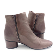 Carica l'immagine nel visualizzatore di Gallery, Kudetà stivaletti con accessorio bottoni tacco 50