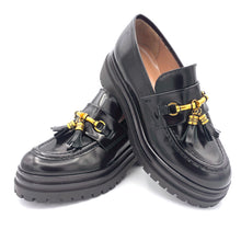 Carica l'immagine nel visualizzatore di Gallery, Bianca D. mocassini in pelle spazzolata con nappine