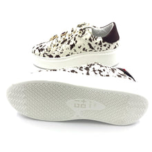 Load image into Gallery viewer, Gio+ perforated sneakers with bee accessory and PIA47 anklet
